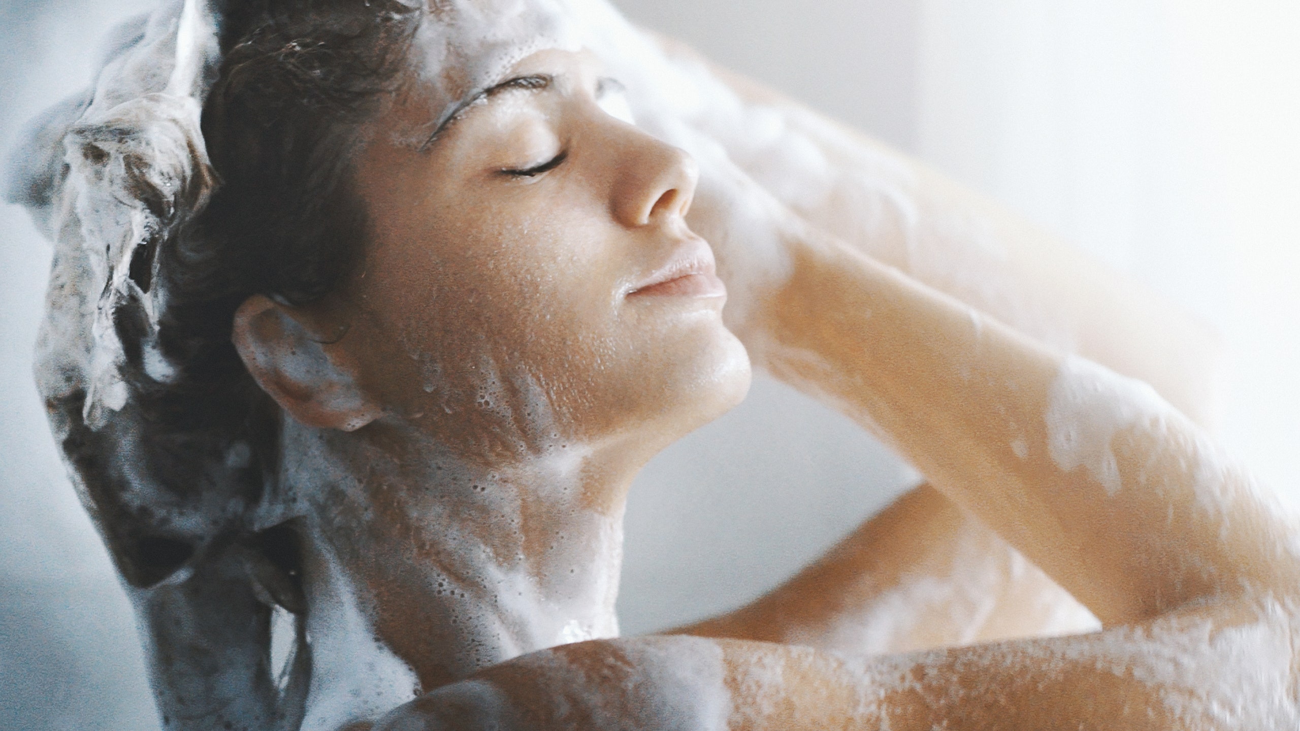 女子洗完澡皮肤如鱼鳞！医生提醒：冬天洗澡别做这6件事，当心洗出一身病！|皮肤瘙痒|护肤品|油脂_新浪新闻